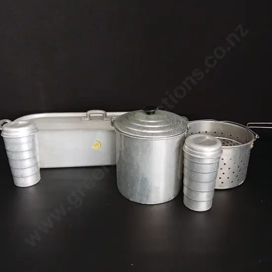 ASSORTED VINTAGE ALUMINIUM KITCHENWARE