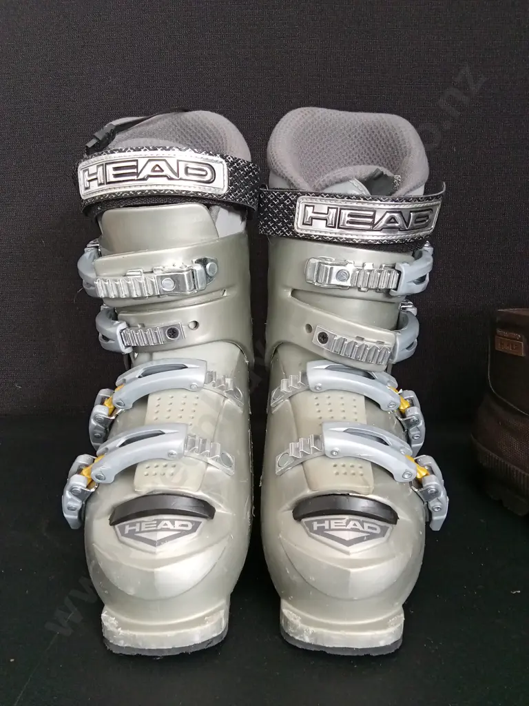 HEAD EDGE WOMANS SKI BOOTS 294MM AND SKELLERUP HIKER BOOTS SIZE 39 Image 1++