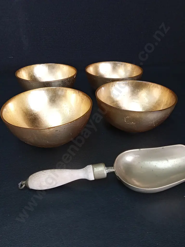 4 GOLD COLOURED GLASS BOWLS DIA 13CM AND A SCOOPER Image 1++