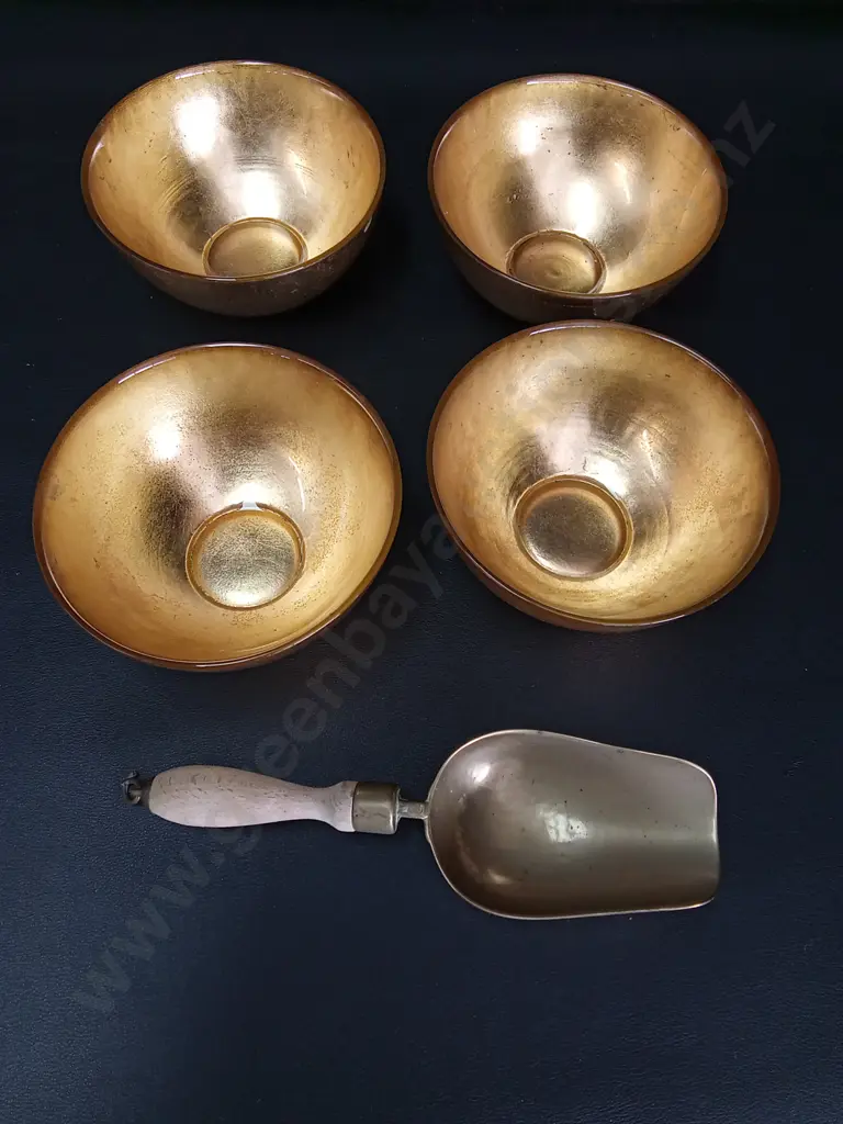 4 GOLD COLOURED GLASS BOWLS DIA 13CM AND A SCOOPER Image 1++