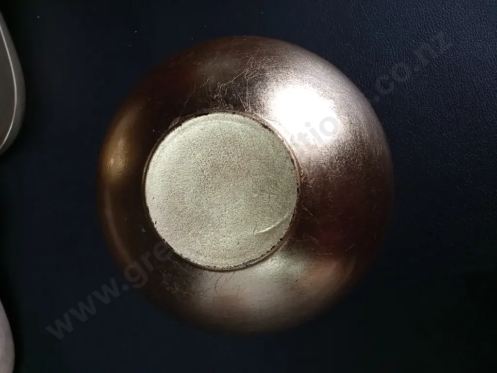 4 GOLD COLOURED GLASS BOWLS DIA 13CM AND A SCOOPER Image 1++