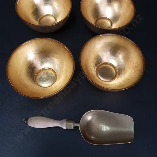 4 GOLD COLOURED GLASS BOWLS DIA 13CM AND A SCOOPER