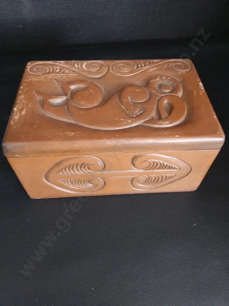 HAND-CARVED MĀORI WOODEN BOX H9.5CM L20CM D13CM, 2 WOODEN ITEMS AND 2 VINTAGE TINS Image 1++