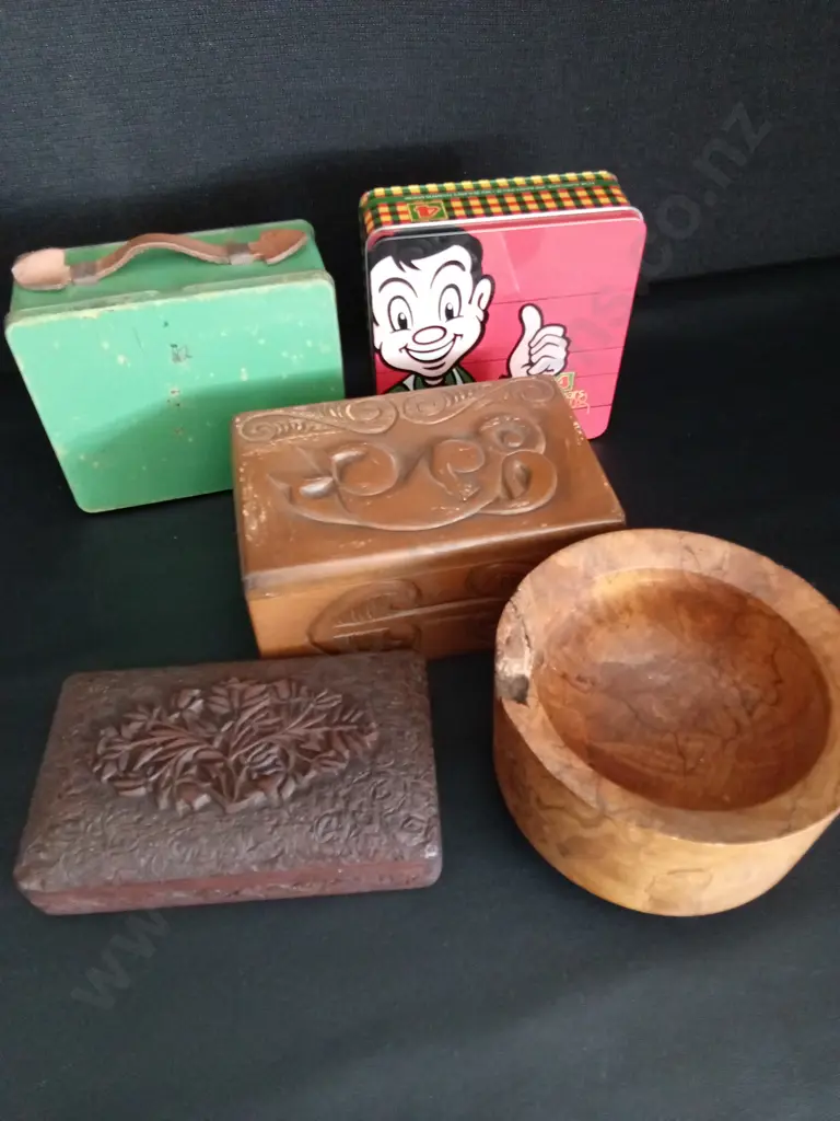 HAND-CARVED MĀORI WOODEN BOX H9.5CM L20CM D13CM, 2 WOODEN ITEMS AND 2 VINTAGE TINS Image 1++