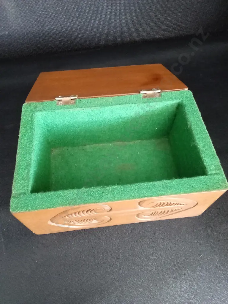 HAND-CARVED MĀORI WOODEN BOX H9.5CM L20CM D13CM, 2 WOODEN ITEMS AND 2 VINTAGE TINS Image 1++