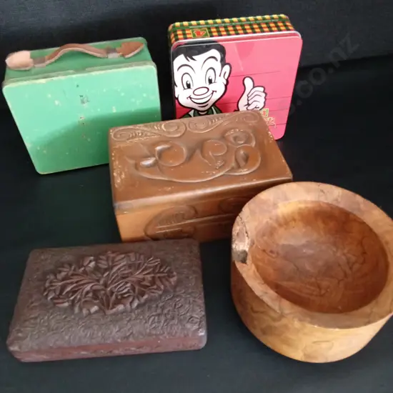 HAND-CARVED MĀORI WOODEN BOX H9.5CM L20CM D13CM, 2 WOODEN ITEMS AND 2 VINTAGE TINS
