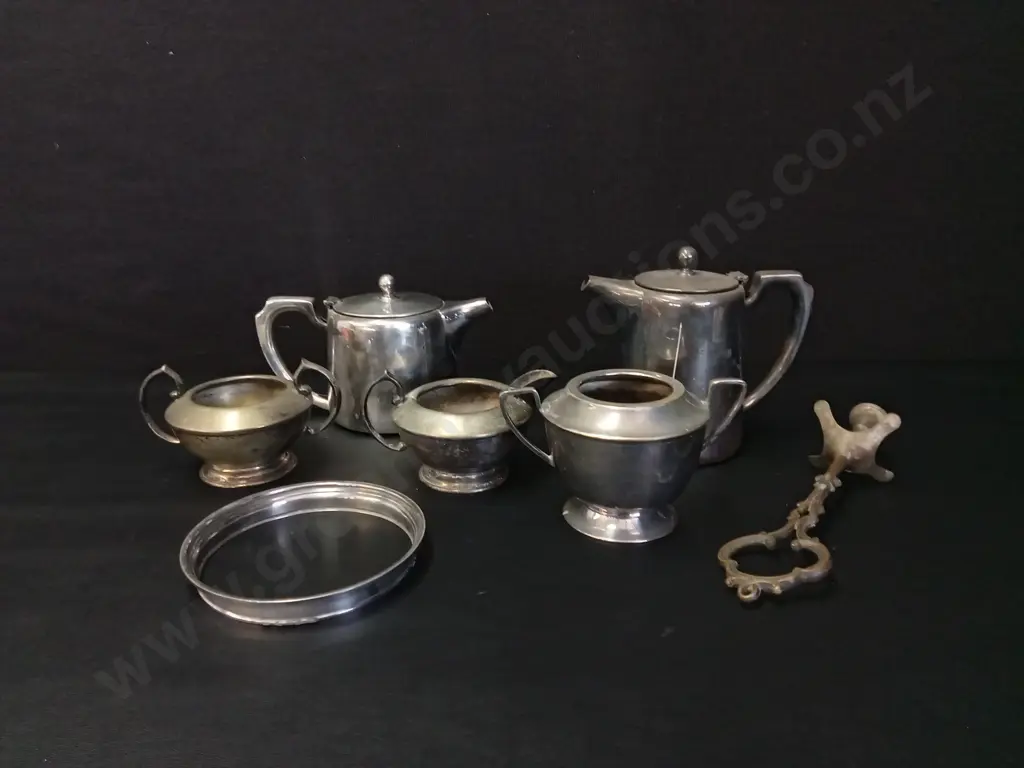 COLLECTION OF VINTAGE SILVER PLATED DISHES AND POTS Image 1++