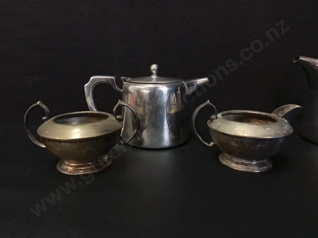 COLLECTION OF VINTAGE SILVER PLATED DISHES AND POTS Image 1++