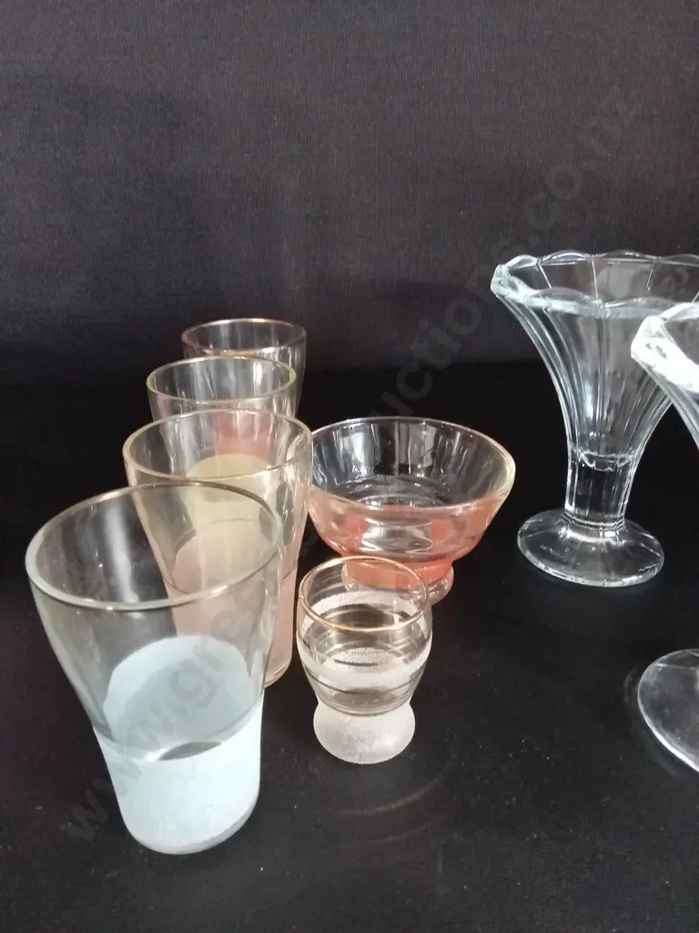 ASSORTED VINTAGE GLASS WEAR Image 1++