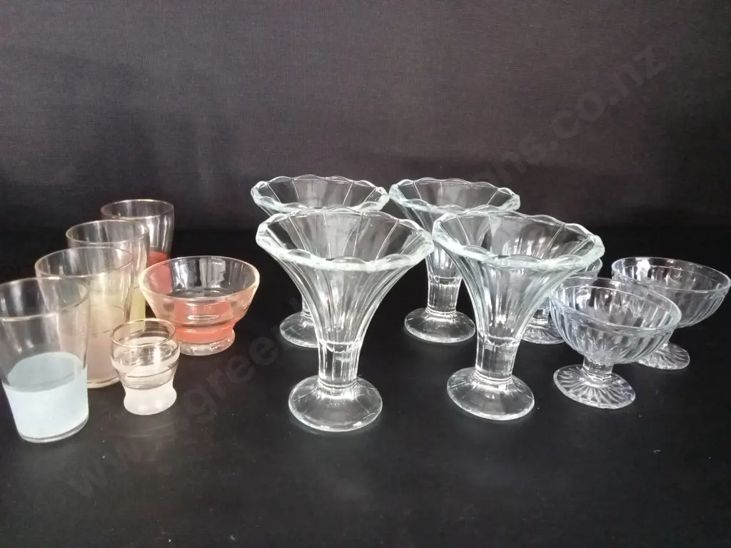 ASSORTED VINTAGE GLASS WEAR Image 1++