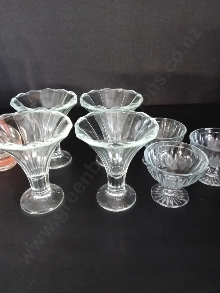 ASSORTED VINTAGE GLASS WEAR Image 1++