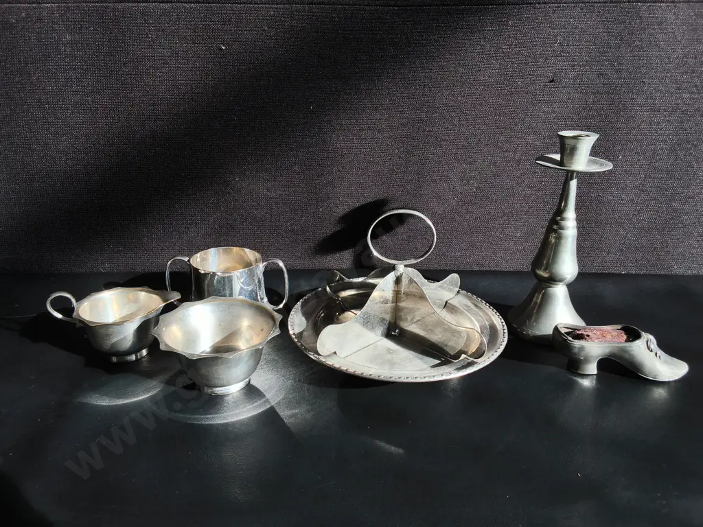 VINTAGE MTALWARE, INCLIDING CREAMER JUG, SCALLOPED BOWL, CANDLESTICK HOLDER, ETC. 6 PIECES, TALLEST H 20 CM Image 1++