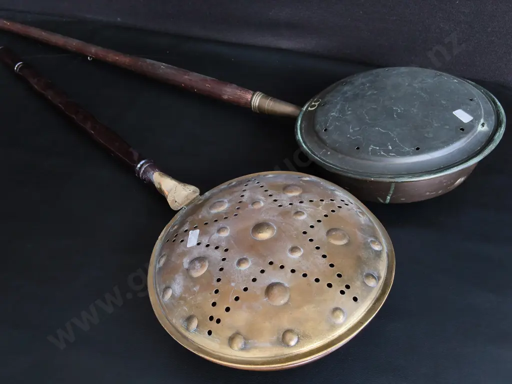PAIR OF VINTAGE BRASS AND COPPER BED WARMERS WITH WOODEN HANDLES, LONGEST W 1.22 M Image 1++