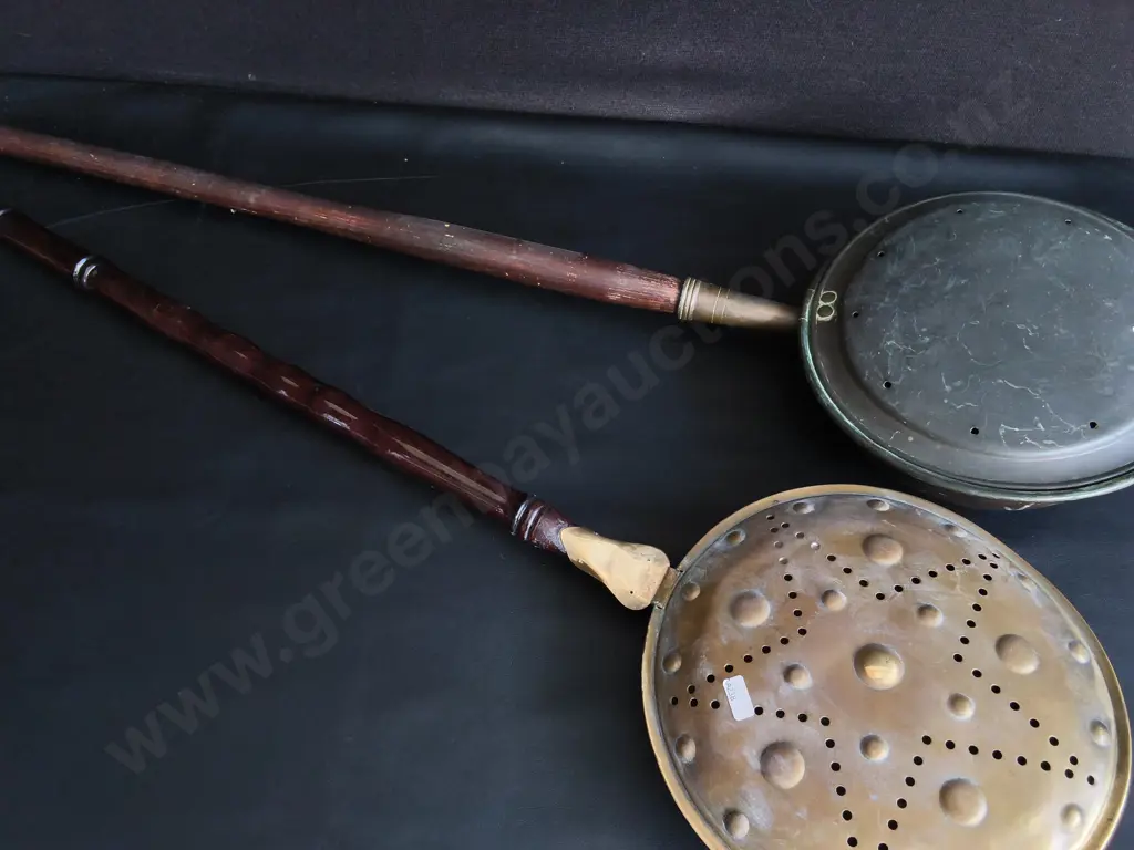 PAIR OF VINTAGE BRASS AND COPPER BED WARMERS WITH WOODEN HANDLES, LONGEST W 1.22 M Image 1++