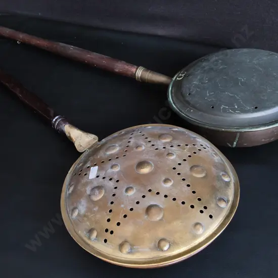 PAIR OF VINTAGE BRASS AND COPPER BED WARMERS WITH WOODEN HANDLES, LONGEST W 1.22 M