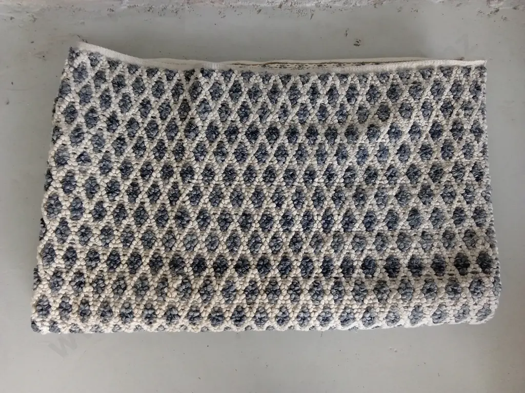 LARGE RUG WOVEN DIAMOND PATTERN, 300CM X 240CM Image 1++