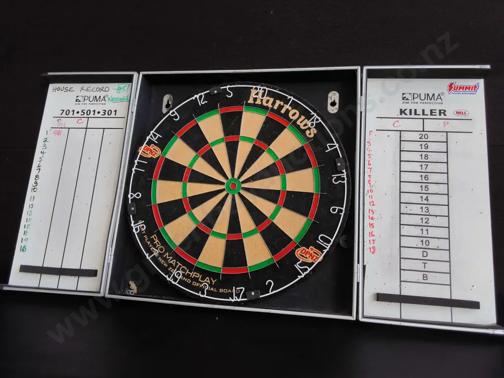 HARROWS BRISTLE DARTBOARD IN PROTECTIVE CABINET, H 49 CM Image 1++