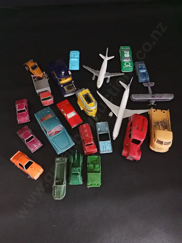 BOX OF VINTAGE TOY VEHICLES Image 1++