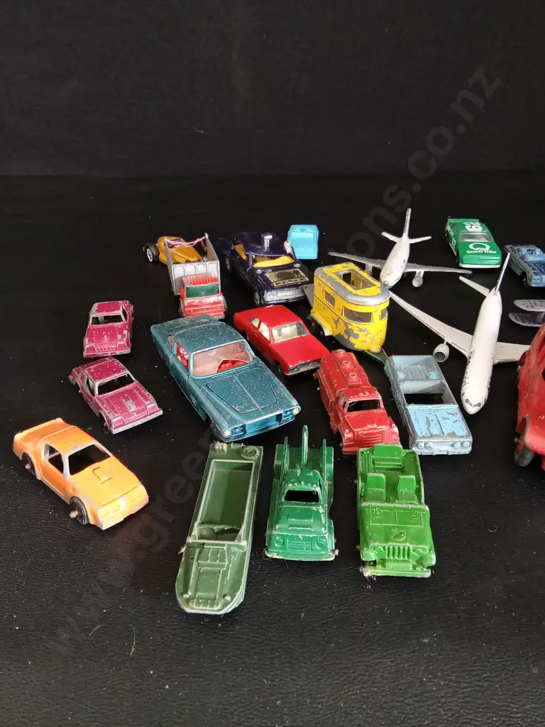 BOX OF VINTAGE TOY VEHICLES Image 1++