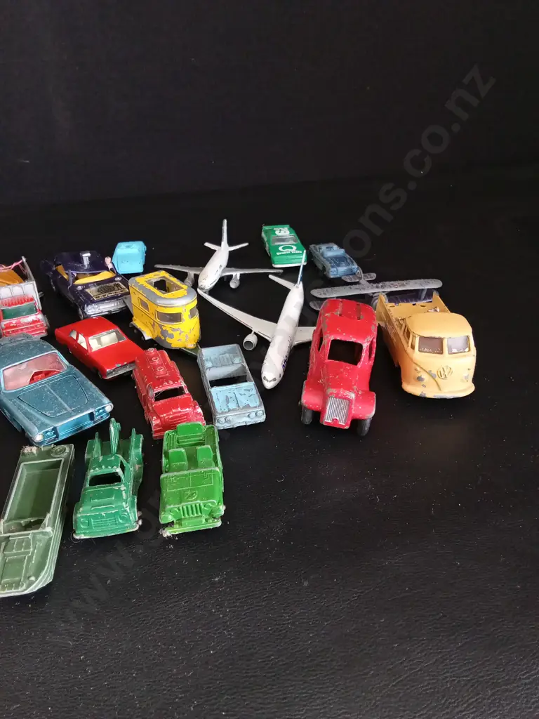 BOX OF VINTAGE TOY VEHICLES Image 1++