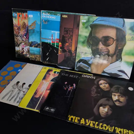 MIX OF 10 VINTAGE RECORDS
