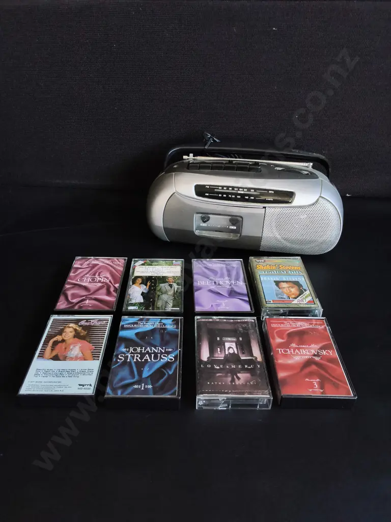VINTAGE TEKNOS RADIO CASSETTE PLAYER AND TAPES Image 1++