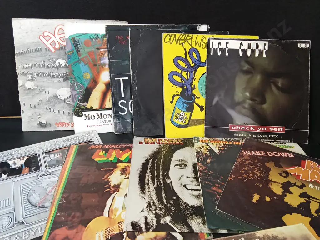 STACK OF VINYL RECORDS Image 1++