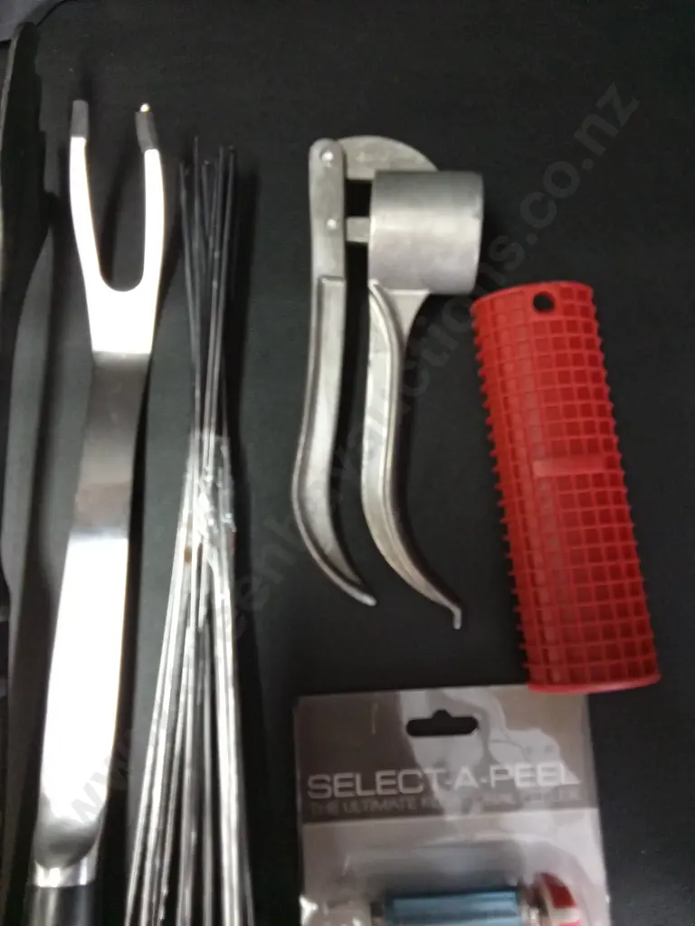 MIX OF KITCHEN AND BBQ TOOLS INCLUDING LARGE VINTAGE GARLIC PRESS Image 1++