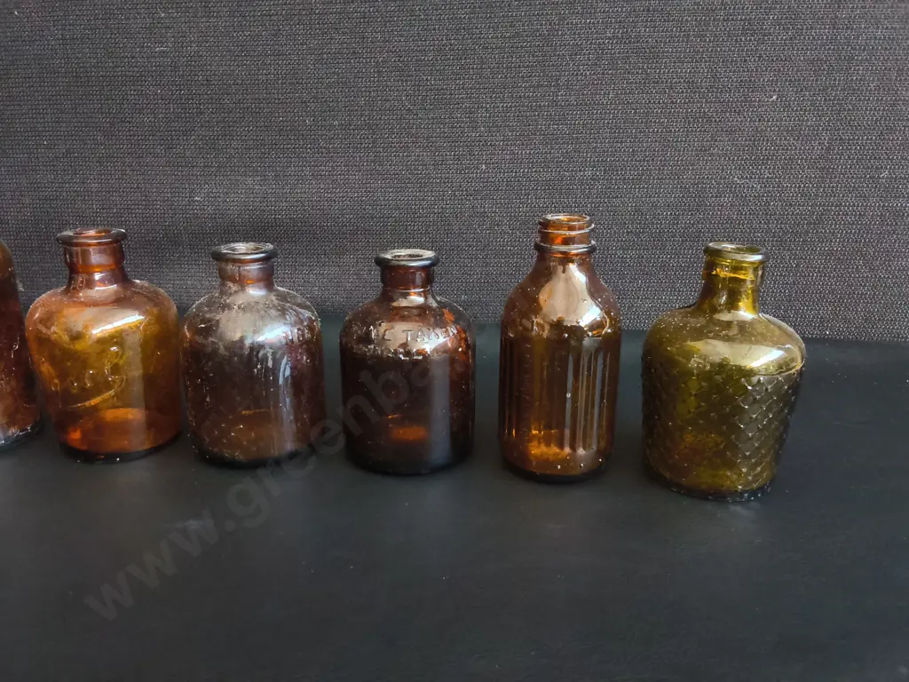 COLLECTION OF 10 VINTAGE AMBER AND BROWN GLASS APOTHECARY AND POISON BOTTLES, TALLEST H 12 CM Image 1++