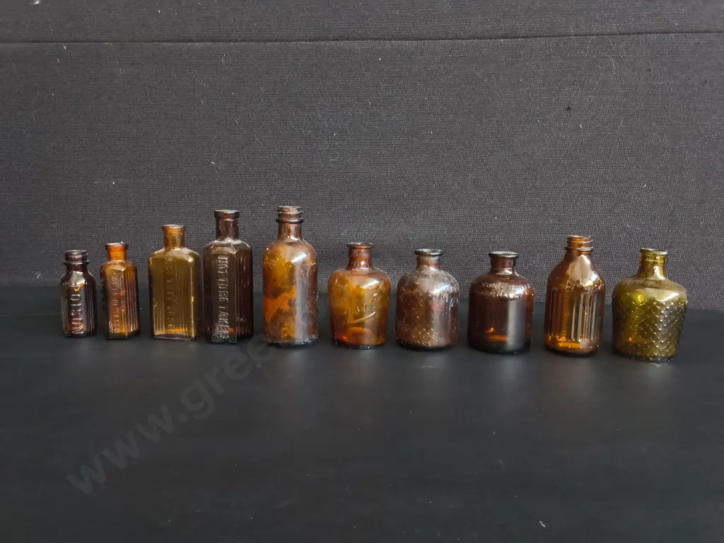 COLLECTION OF 10 VINTAGE AMBER AND BROWN GLASS APOTHECARY AND POISON BOTTLES, TALLEST H 12 CM Image 1++