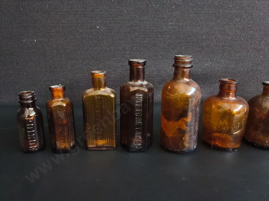 COLLECTION OF 10 VINTAGE AMBER AND BROWN GLASS APOTHECARY AND POISON BOTTLES, TALLEST H 12 CM Image 1++
