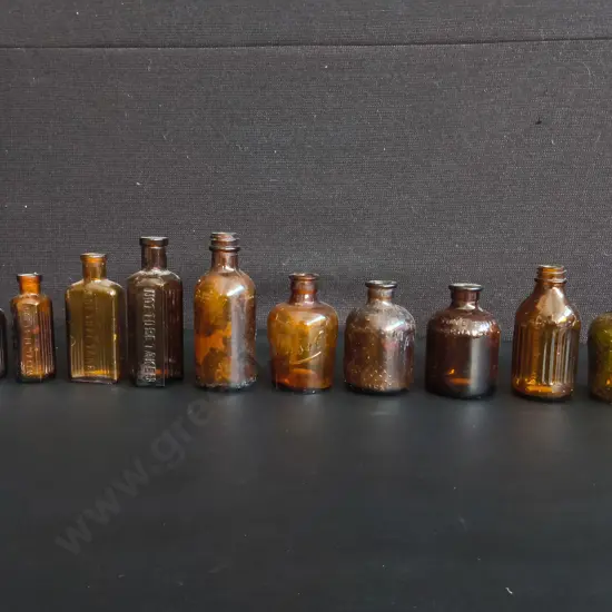 COLLECTION OF 10 VINTAGE AMBER AND BROWN GLASS APOTHECARY AND POISON BOTTLES, TALLEST H 12 CM