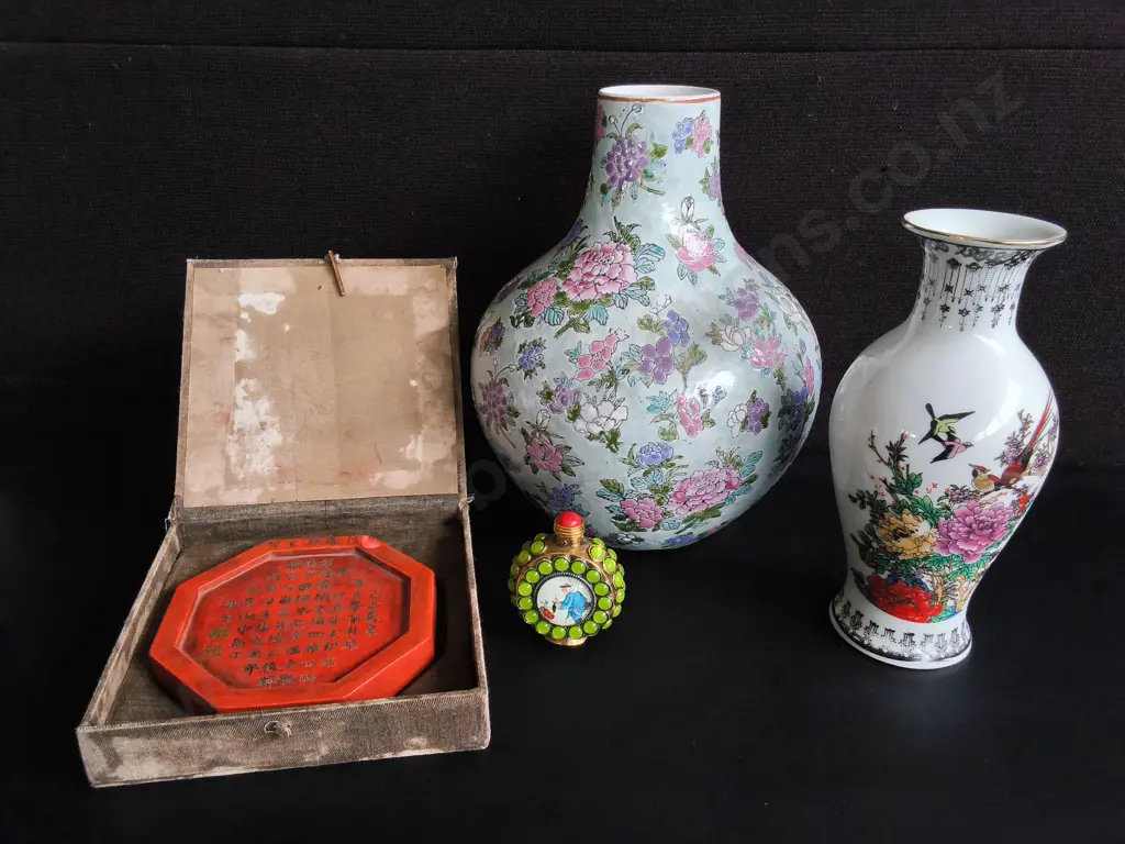 VINTAGE CHINESE DECORATIVE ARTS ITEMS, 4 PIECES, TALLEST H 29 CM Image 1++