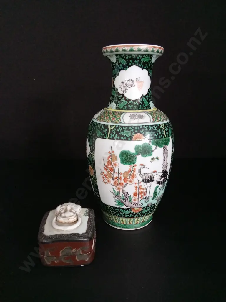 VINTAGE CHINESE FAMILLE VERTE PORCELAIN VASE H35CM AND A PORCELAIN ENAMEL BOX Image 1++