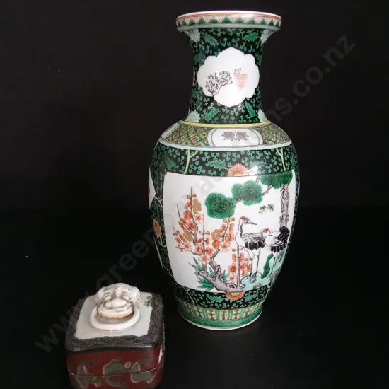 VINTAGE CHINESE FAMILLE VERTE PORCELAIN VASE H35CM AND A PORCELAIN ENAMEL BOX