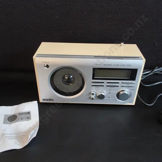 WATTS DIGITAL ALARM CLOCK AND RADIO, H 14 CM
