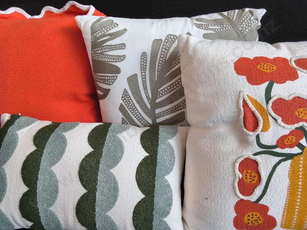 4 DECORATIVE CUSHIONS, TALLEST H 48 CM Image 1++