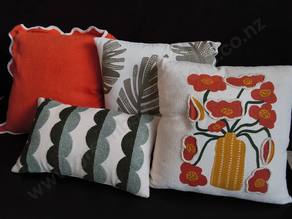 4 DECORATIVE CUSHIONS, TALLEST H 48 CM Image 1++