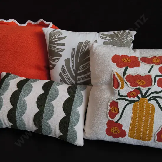 4 DECORATIVE CUSHIONS, TALLEST H 48 CM