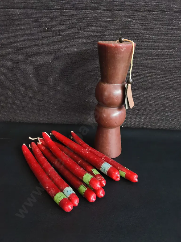RED DINNER CANDLES AND SCULPTURAL PILLAR CANDLE, TALLEST H 24 CM Image 1++
