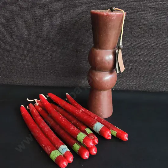 RED DINNER CANDLES AND SCULPTURAL PILLAR CANDLE, TALLEST H 24 CM