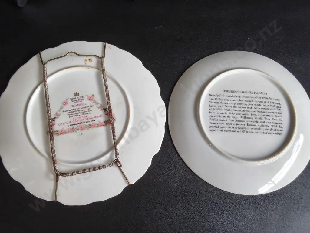 PAIR OF VINTAGE DECORATIVE PLATES, INCLUDING DISPLAY STANDS, WIDEST DIA 21 CM Image 1++