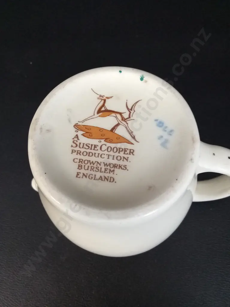 8 PLATES AND 2 MUGS WITH A LIGHT BLUE TRIM AND A SUSIE COOPER JUG H8CM Image 1++