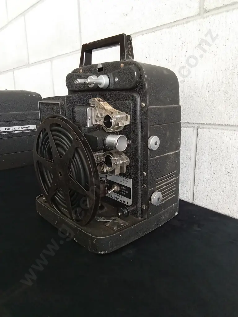 VINTAGE BELL & HOWELL PROJECTOR, MODEL NUMBER 256 EX ( UNTESTED ) Image 1++