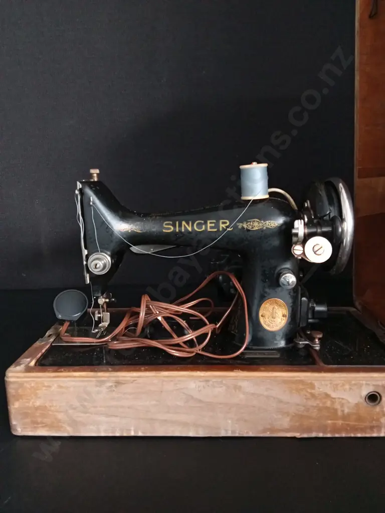 VINTAGE SINGER SEWING MACHINE Image 1++