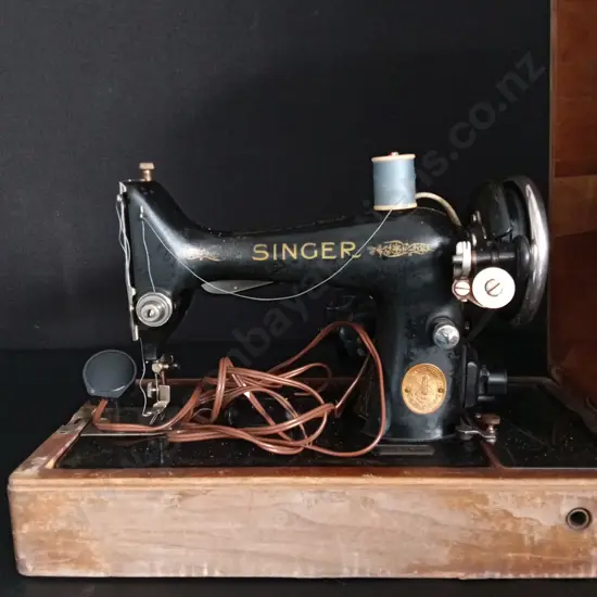 VINTAGE SINGER SEWING MACHINE