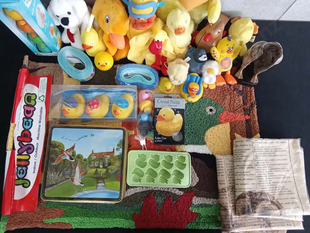 LARGE COLLECTION OF DUCK PIECES Image 1++
