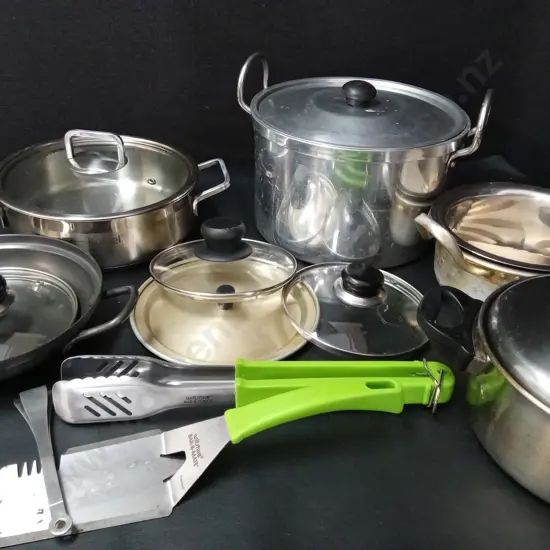BOX OF KITCHEN ITEMS