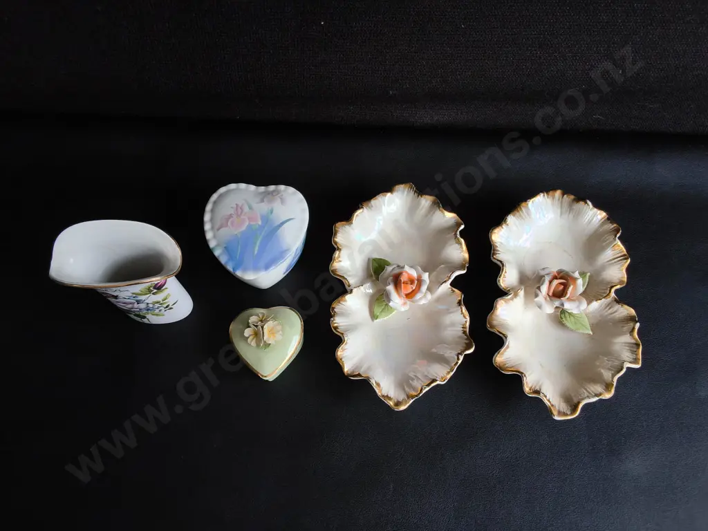 VINTAGE PORCELAIN FLORAL VANITY ITEMS, MOTHER'S BUD VASE, TRINKET BOXES, AND PAIR OF SCALLOPED TRINKET DISHES Image 1++