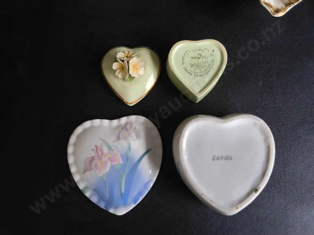 VINTAGE PORCELAIN FLORAL VANITY ITEMS, MOTHER'S BUD VASE, TRINKET BOXES, AND PAIR OF SCALLOPED TRINKET DISHES Image 1++